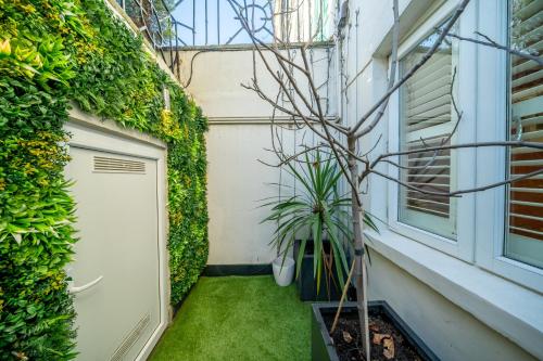 JOIVY Modern 4 bed flat with communal courtyard in Angel, East London