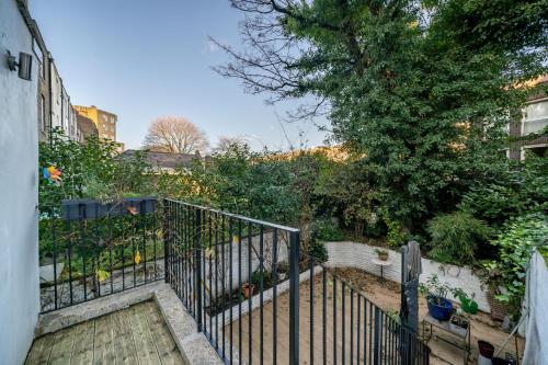 JOIVY Modern 4 bed flat with communal courtyard in Angel, East London