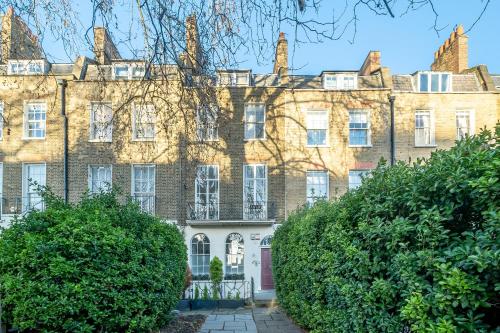 JOIVY Modern 4 bed flat with communal courtyard in Angel, East London