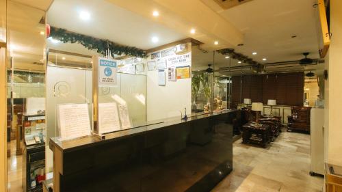 Lobby, Peace Hotel in Binondo