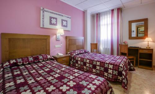 2 twin beds