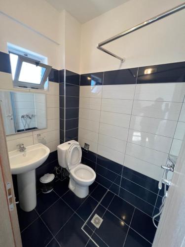 Triple Room with Balcony image 5