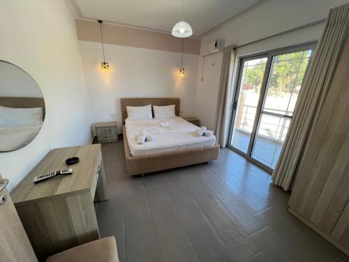 Double Room with Balcony image 7