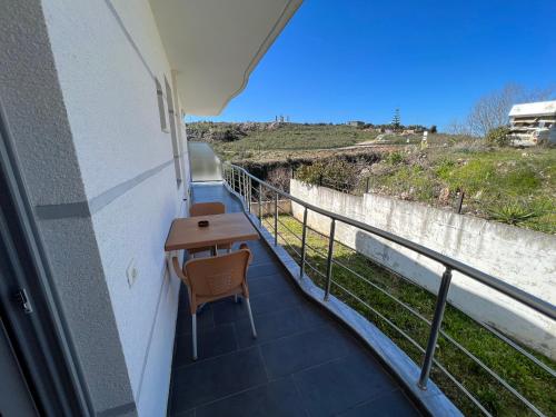 Triple Room with Balcony image 4