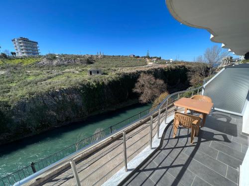Deluxe Double or Twin Room with River View image 2