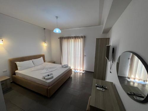 Double Room with Balcony image 5
