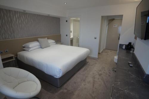 Damon’s Hotel - image 8