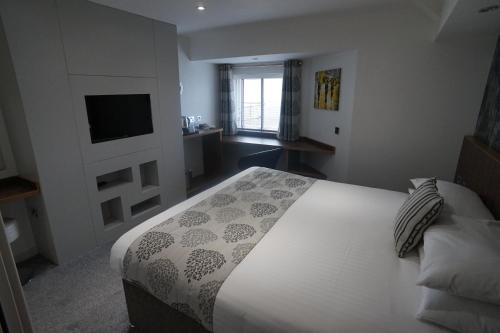 Damon’s Hotel - image 10