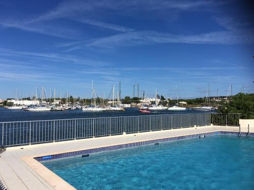 Studio - Les pieds dans l'eau agréable en toutes saisons 4 couchages - climatisation - parking privé - piscine sur mer - vue magnifique et rare - situation optimum - Les argonautes - Ile des pêcheurs - Cap d'Agde, Cap d'Agde (foto 2)