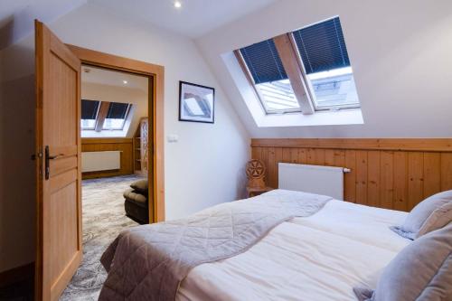1 queen bed, 2 sofa beds
