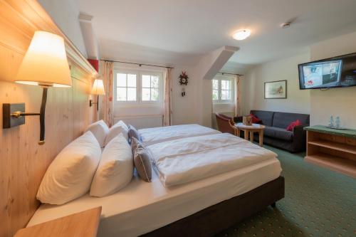 1 queen bed, 1 sofa bed