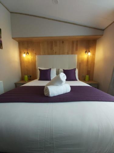 Waters Edge Lodge with Hot Tub