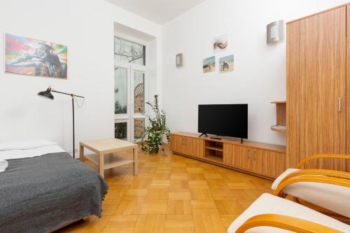 Downtown Studio Apartment by the Park by Noclegi Renters, Warsaw