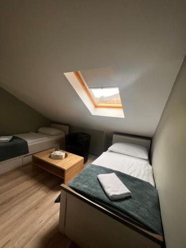 2 twin beds