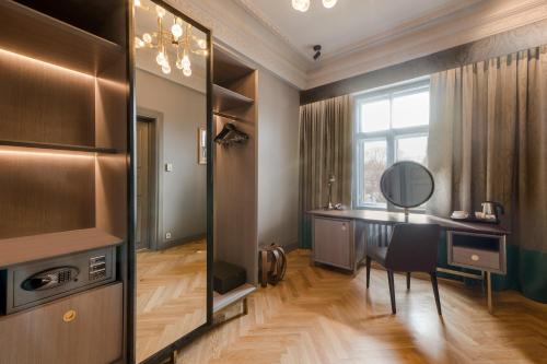 Grand Poet Hotel and SPA by Semarah