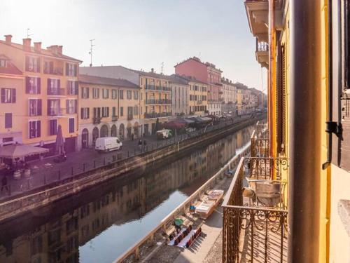 Romantic flat on Navigli river by Easylife