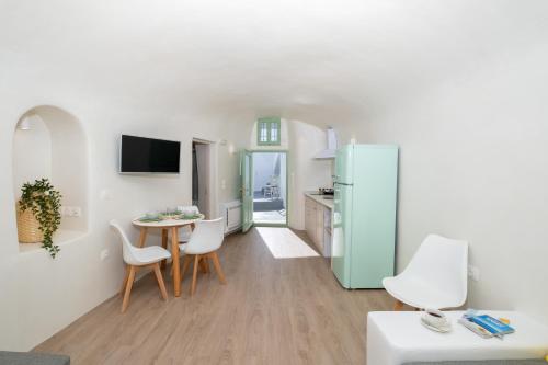  White Orchid Cave House & Studio in Pirgos