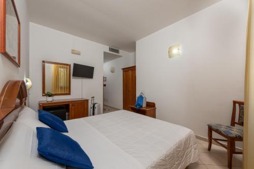 Double Room image 3
