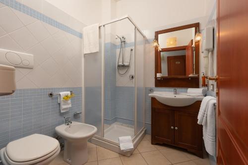 Double Room image 4