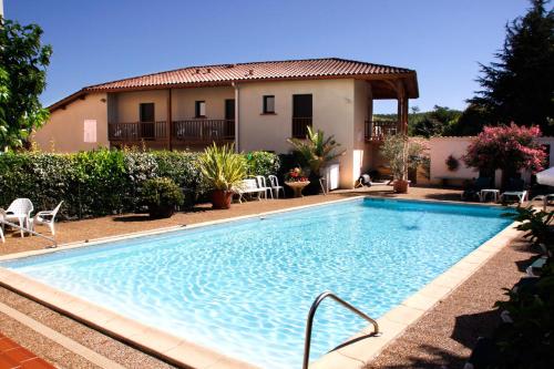 Peldbaseins, Chez Terrassier - Logis Hotels - Hotel et Restaurant in Negrepelisse