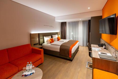 1 king bed, 1 sofa bed