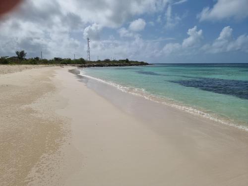 Alentours, Charming 1-Bed Cottage in Codrington in Barbuda