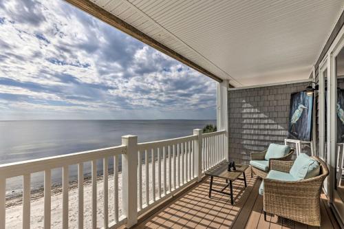 Sunny Carabelle Outdoor Haven with Beach and Pier in Carrabelle