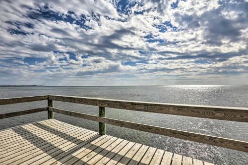 Sunny Carabelle Outdoor Haven with Beach and Pier in Carrabelle