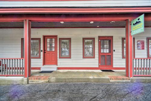 Mid-Century Modern Apt - Steps to Lake George