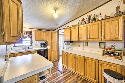 Rustic Family Home and Acreage about 20 Mi Hocking Hills in Lancaster, USA