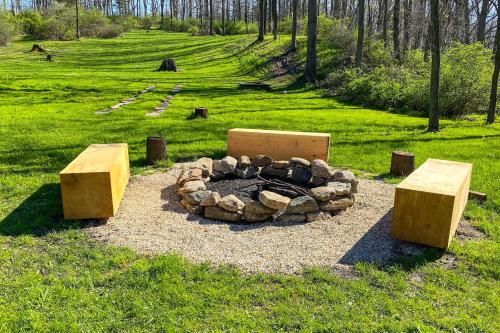 Charming Sharon Dwelling with Deck and Fire Pit! in Sharon, USA