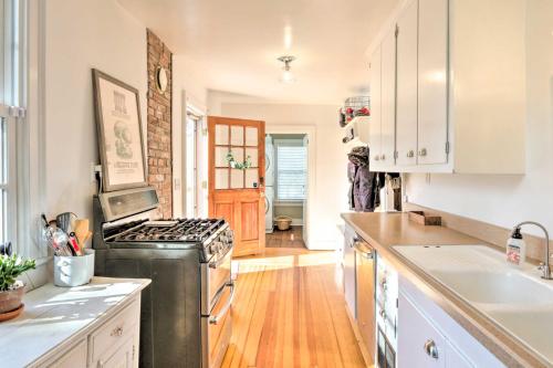 Charming Sharon Dwelling with Deck and Fire Pit! in Sharon, USA