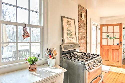 Charming Sharon Dwelling with Deck and Fire Pit! in Sharon, USA