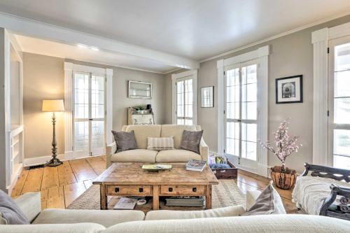 Charming Sharon Dwelling with Deck and Fire Pit! in Sharon, USA