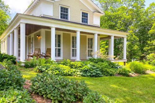 Charming Sharon Dwelling with Deck and Fire Pit!