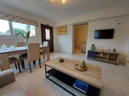 Mandola suite in Kefalinija