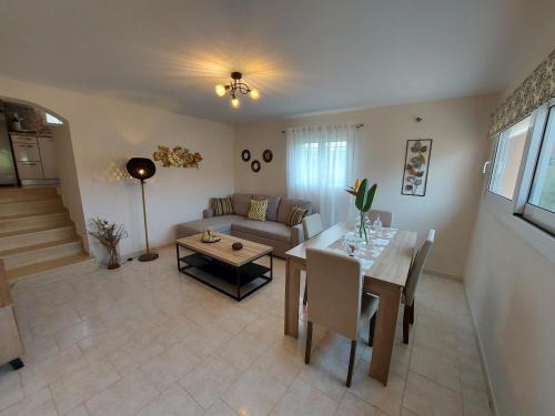 Mandola suite in Kefalinija