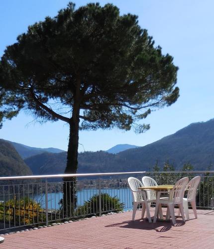 Deluxe Double or Twin Room with Lake View room in Hotel Garni Villa del Sole