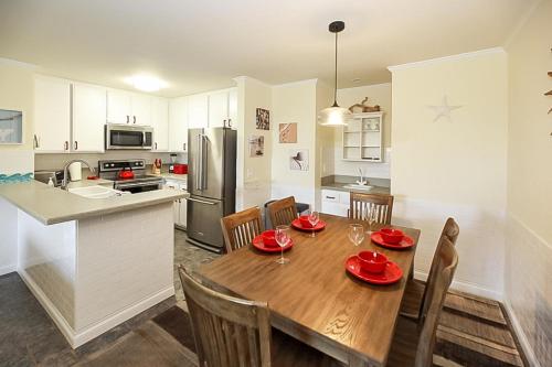 B215 - Garden Retreat in Oceanside, USA