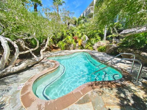 F204 - Cozy Seaview Condo - image 12