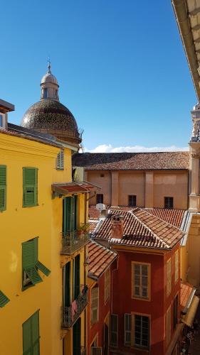 Sunny apartment in heart of Nice Old Town, Nice