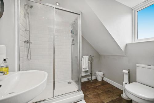 Stylish House with Pool Table, Fast Wifi, Smart TVs with Netflix, Free Parking and Garden by Yoko Pr