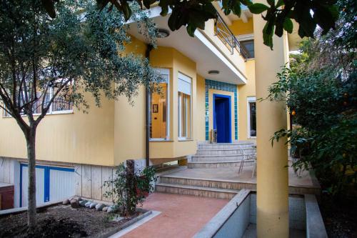 vhod, Blue Door Hostel in Tirana