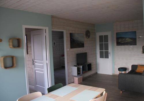 Gîte de la Tuillère, maison contemporaine en bois avec vue et piscine (Gite de la Tuillere, maison contemporaine en bois avec vue et piscine) in Ayen (Limousin)