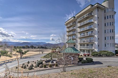 Condo with Golf Course View 2Mi to Dollywood and Parkway - image 2