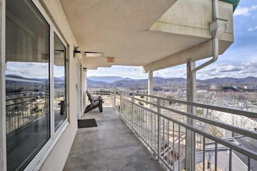 Condo with Golf Course View 2Mi to Dollywood and Parkway - image 7