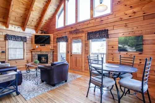 Whisk A Way with Hot Tub, Pool Table and Jacuzzi in Gatlinburg, USA