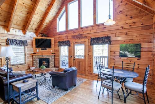 Whisk A Way with Hot Tub, Pool Table and Jacuzzi in Gatlinburg, USA