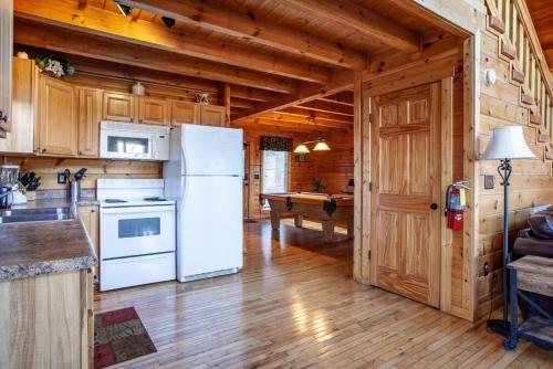 Whisk A Way with Hot Tub, Pool Table and Jacuzzi in Gatlinburg, USA
