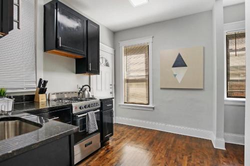 Comfy and Chic 2BR Apt close to Shops - Sunnyside 2F in Ravenswood Gardens